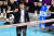 15일 인천 삼산월드체육관에서 열린 흥국생명과의 경기에서 작전을 지시하는 IBK기업은행 김호철 감독. 사진 한국배구연맹