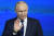 블라디미르 푸틴 러시아 대통령이 지난달 31일(현지시간) 러시아 모스크바에서 선거 관계자들과 만난 자리에서 손짓을 하고 있다. 러시아 대통령 선거는 다음달 17일에 치러진다. 푸틴 대통령이 5선 고지에 오를 수 있을지 주목된다. AP=연합뉴스