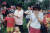 한중 수교로 대만과의 외교관계가 단절된 1992년 8월 24일 서울 명동소재 대만대사관에서 마지막으로 거행된 행사에 모인 화교들이 대만국기인 청천백일기가 내려지는 모습을 울면서 지켜보고 있다. 중앙포토