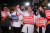 서울시의사회 소속 의사들이 15일 오후 서울 용산구 대통령실 앞에서 정부의 의과대학 입학 정원 확대에 반대하는 궐기대회를 하고 있다. 연합뉴스