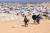 이집트와 인접한 가자지구 남부 접경 도시 라파에 있는 난민촌에서 한 아동이 개와 함께 산책을 하고 있다. 로이터=연합뉴스