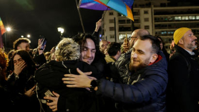 그리스, 정교회 국가 최초로 "동성결혼 합법"…인구 80% 보수인데 왜?