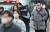 16일 오전 서울 종로구 세종대로 사거리에서 두꺼운 옷차림의 시민들이 발걸음을 재촉하고 있다. 뉴시스