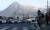 전국 대부분 지역의 아침 기온이 영하권으로 떨어진 16일 오전 서울 종로구 세종대로에서 바라본 인왕산에 눈이 쌓여 있다. 뉴스1