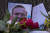16일(현지시간) 주 세르비아 러시아 대사관 앞에 이날 사망한 것으로 알려진 알렉세이 나발니를 추모하는 사진과 꽃이 놓여 있다. AP=연합뉴스