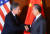 지난 16일 독일 뮌헨에서 토니 블링컨(왼쪽) 미 국무장관과 왕이 중국 정치국위원 겸 외교부장이 회담에 앞서 악수하고 있다. AFP=연합뉴스