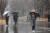 눈 내린 지난 15일 오후 서울 광화문광장에서 우산을 쓴 시민들이 이동하고 있다. 연합뉴스