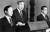1990년 1월 22일 저녁 청와대 대접견실에서 김종필(JP) 공화당 총재(오른쪽)와 김영삼(YS) 민주당 총재(왼쪽)가 배석한 가운데 노태우 대통령이 3당 합당 합의문을 발표하고 있다. 세 사람은 이날 오전 10시부터 아홉 시간 동안 오찬·만찬을 겸한 마라톤 회동을 진행했다. 이 자리에서 YS는 “총재는 내가 맡고 노 대통령은 명예총재, 김종필 총재는 최고위원을 맡자”고 했지만 JP의 만류로 고집을 꺾었다. 중앙포토