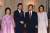 1994년 3월 25일 일본에 방문중인 김영삼 대통령이 호소카와 모리히로 일본 총리(왼쪽에서 두 번째)와 정상회담에 앞서 악수를 하고있다. 중앙포토