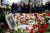 지난 18일(현지시간) 독일 베를린의 러시아 대사관 앞에 알렉세이 나발니를 추모하는 사진과 꽃이 놓인 모습. AFP. 연합뉴스.