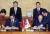 김대중 전 대통령이 2020년 10월 18일 주룽지 중국 당시 총리(뒷줄 좌측)가 지켜보는 가운데 양국 외무장관들이 청와대에서 조약서명을 하고 있다. 청와대공동취재단