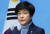 더불어민주당 김영주 의원이 19일 국회 소통관에서 탈당 기자회견을 하고 있다. 연합뉴스