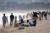 부산 해운대구의 한낮 기온이 24도를 기록한 19일 오후 부산 해운대해수욕장에서 시민들이 즐거운 시간을 보내고 있다. 연합뉴스