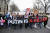 18일 독일 베를린에서 나발니의 사망 이후 러시아 대사관 근처에서 열린 집회에 참석한 이들이 '푸틴은 살인마'라는 내용의 현수막을 들고 행진하고 있다. 로이터=연합뉴스