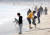 부산 해운대구의 한낮 기온이 24도를 기록한 19일 오후 부산 해운대해수욕장에서 시민들이 해변에서 즐거운 시간을 보내고 있다. 이날 부산은 역대 2월 기록 중 네번째로 높은 기온을 기록했다. 연합뉴스