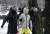 지난 17일(현지시간) 러시아 세인트피터스버그에서 알렉세이 나발니 추모 행사에 참석한 시민을 경찰이 체포하는 모습. EPA. 연합뉴스.
