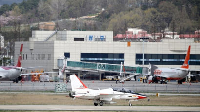 광주 군 공항서 폭발물 의심 우편물 발견…여객기 줄취소