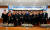 영진전문대 제46회 학위수여식에서 전문기술석사 학위를 받은 졸업생들이 최재영 총장(가운데), 안상욱 AI융합기계계열 부장(오른쪽)과 포즈를 취한 모습.
