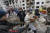 우크라이나인들이 지난달 3일 키이우에서 러시아군의 공습으로 파괴된 건물의 잔해를 치우고 있다. EPA=연합뉴스 