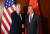 지난 16일 독일 뮌헨안보회의에서 토니 블링컨(왼쪽) 미국 국무장관과 왕이 중국 외교부장이 만나 악수하고 있다. 로이터=연합뉴스