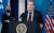 펫 겔싱어 인텔 최고경영자 가 지난해 백악관에서 조 바이든 미국 대통령(왼쪽)과 반도체 증산 방안을 논의한 뒤 연설하고 있다. [AFP=연합뉴스]