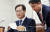 박성재 법무부 장관 후보자가 지난 15일 국회에서 열린 인사청문회 도중 관계자로부터 메모를 받아 보고 있다. 김성룡 기자