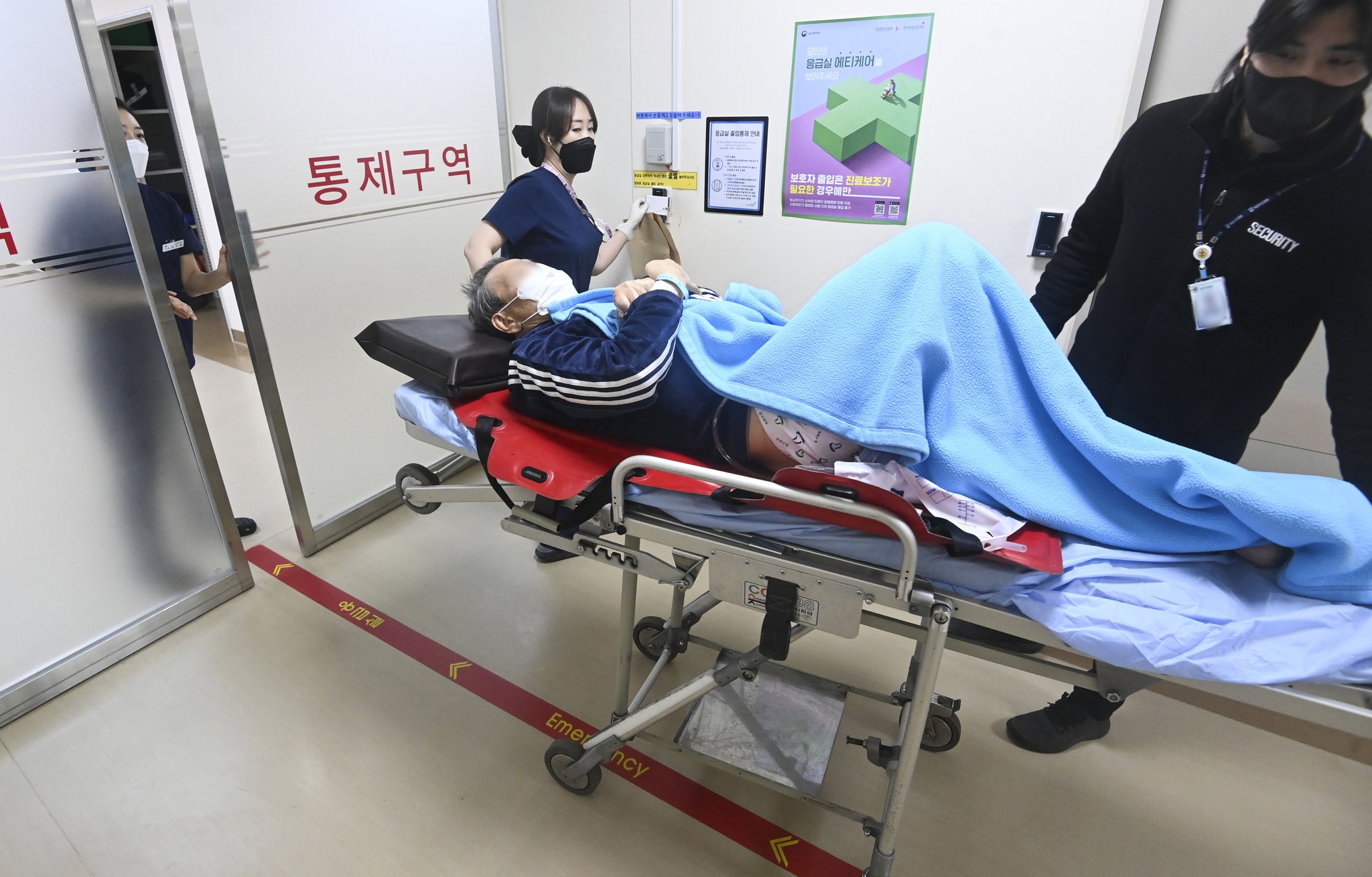 민간인 응급 환자가 경기도 성남시 국군수도병원 응급실로 이송되고 있다. 사진공동취재단