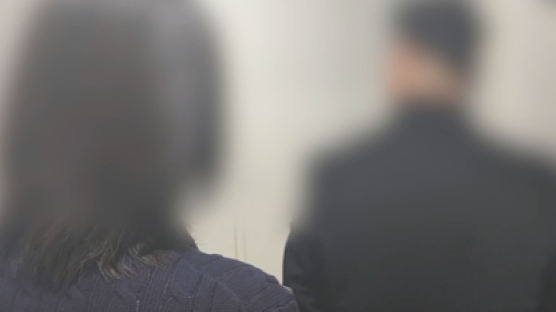 얼굴팩하다 “수갑 왜 채워요?”…강남 텐프로 마약女 체포 영상