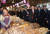 윤석열 대통령이 21일 울산 신정상가시장을 방문해 상인들과 인사를 나누고 있다. 대통령실사진기자단