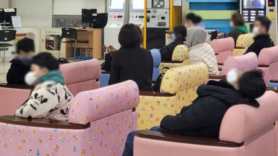 "고참 대접받을 상황 아냐"…교수는 라꾸라꾸 침대 들이고 당직 뛴다 [르포]