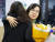 김현숙 여성가족부 장관이 21일 오후 정부서울청사에서 열린 이임식에서 직원으로부터 꽃다발을 받고 있다. 연합뉴스