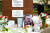 20일 오전 서울 중구 롯데백화점 앞 알렉산드르 세르게예비치 푸시킨 동상에 옥중 사망한 ‘러시아 반체제 운동가’ 알렉세이 나발니를 추모하는 공간이 마련돼 있다. 뉴스1