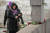 20일(현지시간) 러시아 상트페테르부르크의 알렉세이 나발니 추모 공간에 헌화하는 러시아 여성. AP=연합뉴스