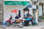 하노이의 길거리 이발소. 이발사가 길가에 거울과 의자 하나를 놓고 손님을 맞는다. 사진 김은덕, 백종민