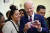 조 바이든 미국 대통령이 21일(현지시간) 캘리포니아주 로스앤젤레스에 있는 한 카페에서 시민들과 함께 스마트폰으로 사진 촬영을 하고 있다. AFP=연합뉴스
