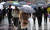 전국 대부분 지역에 비 또는 눈이 내린 21일 오전 서울 광화문네거리 인근에서 우산 쓴 시민들이 출근길 발걸음을 옮기고 있다. 뉴스1