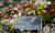 21일(현지시간) 독일 베를린 주재 러시아 대사관 밖에 설치된 나발니 추모비에 꽃과 촛불이 놓였다. EPA=연합뉴스