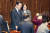 이재명 더불어민주당 대표가 22일 오후 국회 본회의장에서 유정주 의원과 기념촬영을 하고 있다. 김성룡 기자