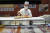 일본 도쿄의 인공 섬 '도요스(豊洲)'의 복합 문화 공간 '도요스 만요 클럽'의 '도요스 센캬쿠 반라이'라는 식당에서 요리사가 스시(초밥) 요리를 준비하고 있다. AP=연합뉴스