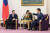 22일 미국 하원의원 마이크 갤러거(왼쪽)가 대만 총통부에서 라이칭더 대만 부주석의 연설을 듣고 있다. AFP=연합뉴스