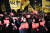 서울시의사회 소속 의사들이 22일 오후 서울 용산구 대통령실 앞에서 정부의 의과대학 입학 정원 확대에 반대하는 궐기대회를 하고 있다. 연합뉴스