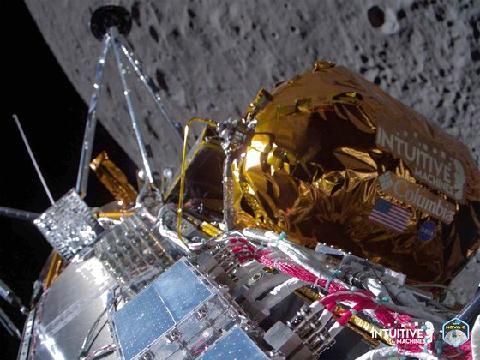 美 민간 우주선, 세계 최초 달 착륙…"전 인류 위한 거대 도약"