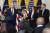 조 바이든 대통령이 6일(현지시간) 백악관 이스트룸에서 열린 흑인 역사의 달 리셉션에서 카말라 해리스 부통령과 손을 맞잡고 있다. AP=연합뉴스