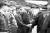 박정희와 이승만 ‘역사의 만남’1955년 11월 3일 이승만 대통령(오른쪽)이 강원도 인제군의 3군단을 찾아 예하 5사단장이던 박정희 준장과 악수하고 있다. 두 사람이 만나는 사진이 신문 지상에 공개된 것은 처음이다. 대한뉴스 캡처
