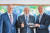 정의선 현대차그룹 회장이 룰라 브라질 대통령(가운데)에게 수소-리튬이온 하이브리드 차량인 'N 비전 74' 모형을 건네고 있다. 왼쪽은 제랄도 알크민 브라질 부통령. 사진 현대차그룹