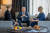 조 바이든(가운데) 미국 대통령이 22일(현지시간) 미국 캘리포니아주 샌프란시스코에서 최근 옥중 의문사한 러시아 반정부 인사 알렉세이 나발니의 부인 율리아 나발나야(오른쪽), 딸 다샤 나발나야를 만나 이야기를 나누고 있다. 로이터=연합뉴스