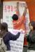 정부의 교육여건 개선계획안을 반대하는 서울교대생이 2001년 10월 11일 학내 게시판에 동맹휴업을 알리는 게시물을 부착하고 있다. 중앙포