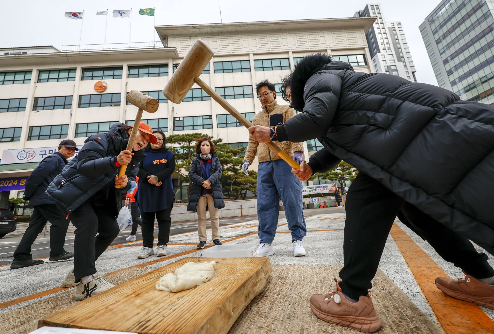 24일 서울 동작구 2024 정월대보름 전통 문화행사를 찾은 시민들이 떡메치기를 하고 있다. 뉴시스