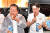지난해 8월 30일 홍준표(왼쪽) 대구시장과 이준석 개혁신당 대표가 대구 달서구 두류야구장에서 열린 2023 대구 치맥 페스티벌을 찾아 맥주와 치킨을 먹고 있는 모습. 뉴시스