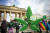 지난해 4월 20일 독일 베를린에서 대마초의 합법화를 원하는 사람들이 모여 시위를 벌이고 있다. 로이터=연합뉴스